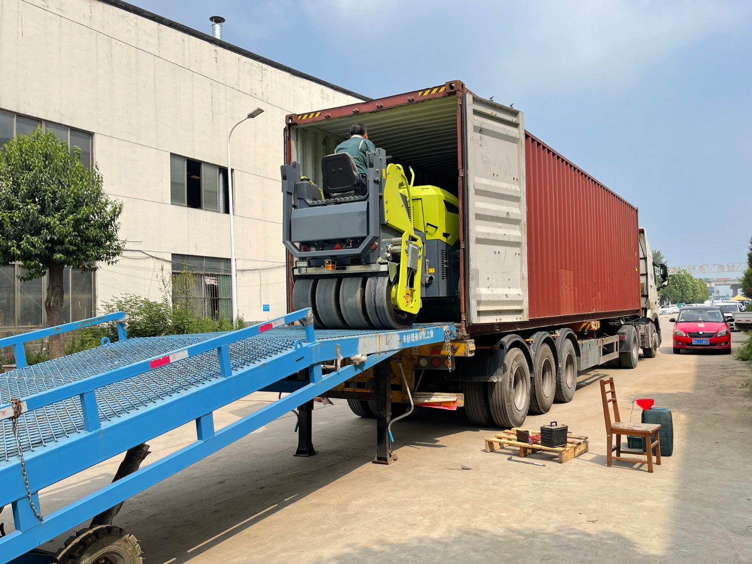 發(fā)往俄羅斯圣彼得堡20臺思拓瑞克雙鋼輪、鋼膠壓路機(jī)裝柜進(jìn)行時···
