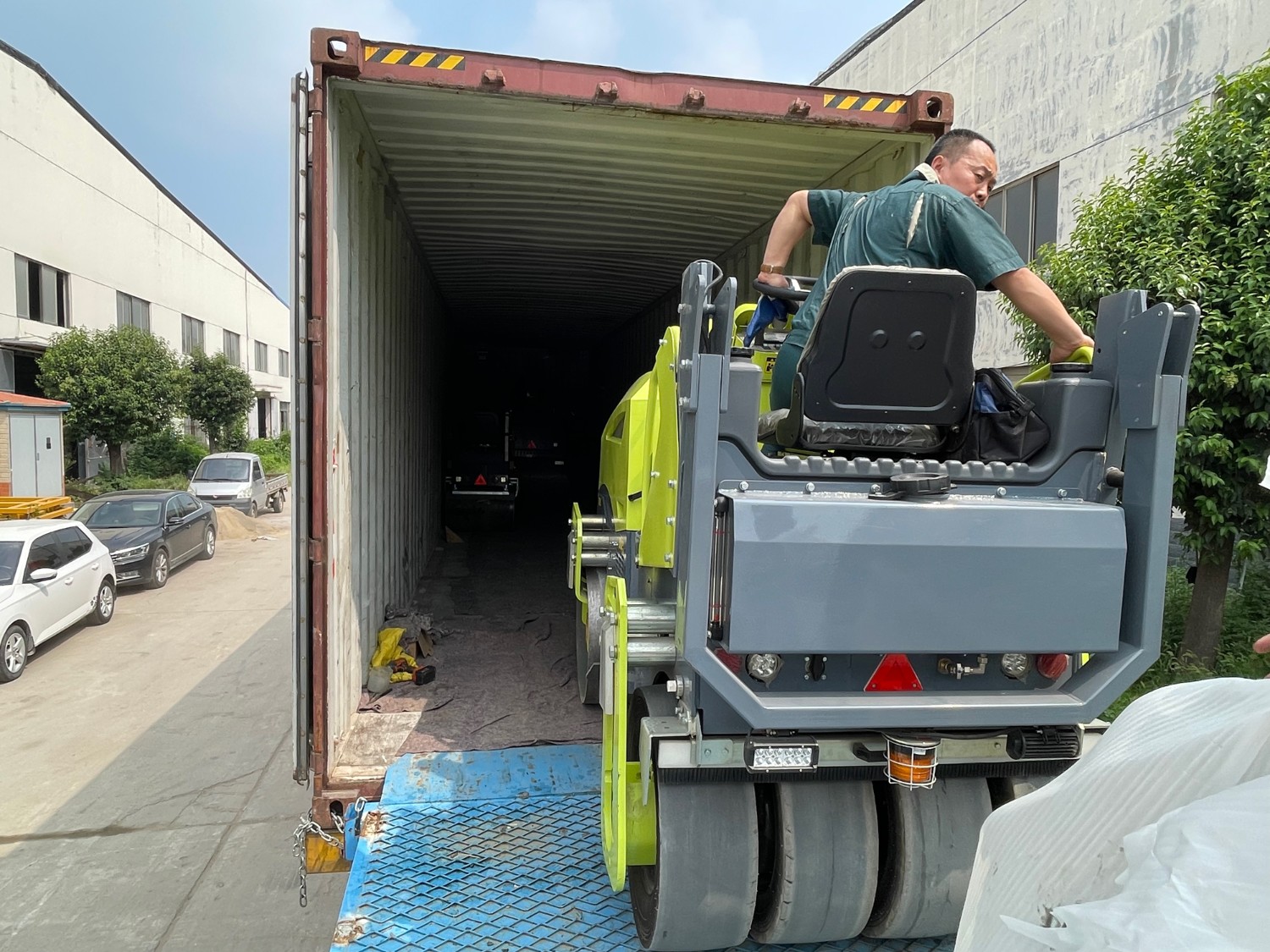 發(fā)往俄羅斯圣彼得堡20臺思拓瑞克雙鋼輪、鋼膠壓路機(jī)裝柜進(jìn)行時···